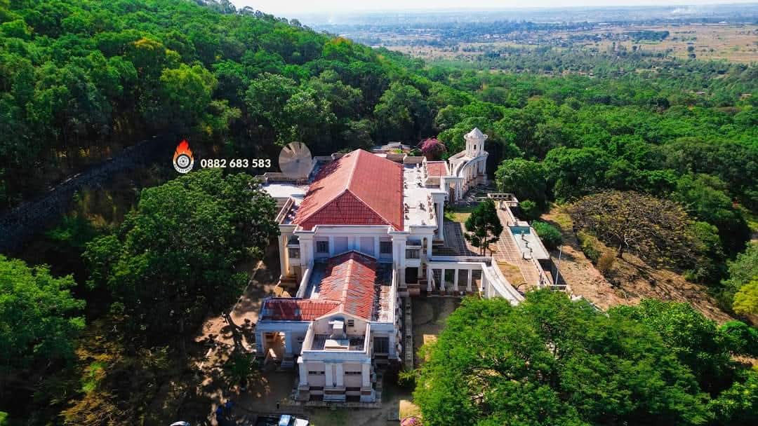 mcbrams's tweet photo. Kamuzu Banda's massive estate, Nguru ya Nawambe House in his native Kasungu, spans 422 hectares with 24 bedrooms, 3 libraries, a stadium, a helipad &amp; a dam. A court battle between his family and Mama Kadzamira over his will has left this magnificent property unused and neglected https://t.co/dxfpp8jvIJ
