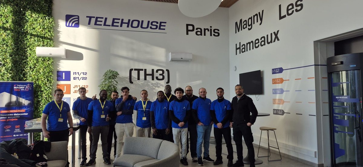 TelehouseFR's tweet photo. [Partenariats]🚀Nouvelle session de formation avec @PlombiersDuNum chez Telehouse France !

Les Plombiers du Numérique 🛠️💻 forment des jeunes déscolarisés aux métiers techniques des infrastructures #numériques : fibre optique, hébergement, réseaux, et bien plus encore. https://t.co/Cu9qrpiimU