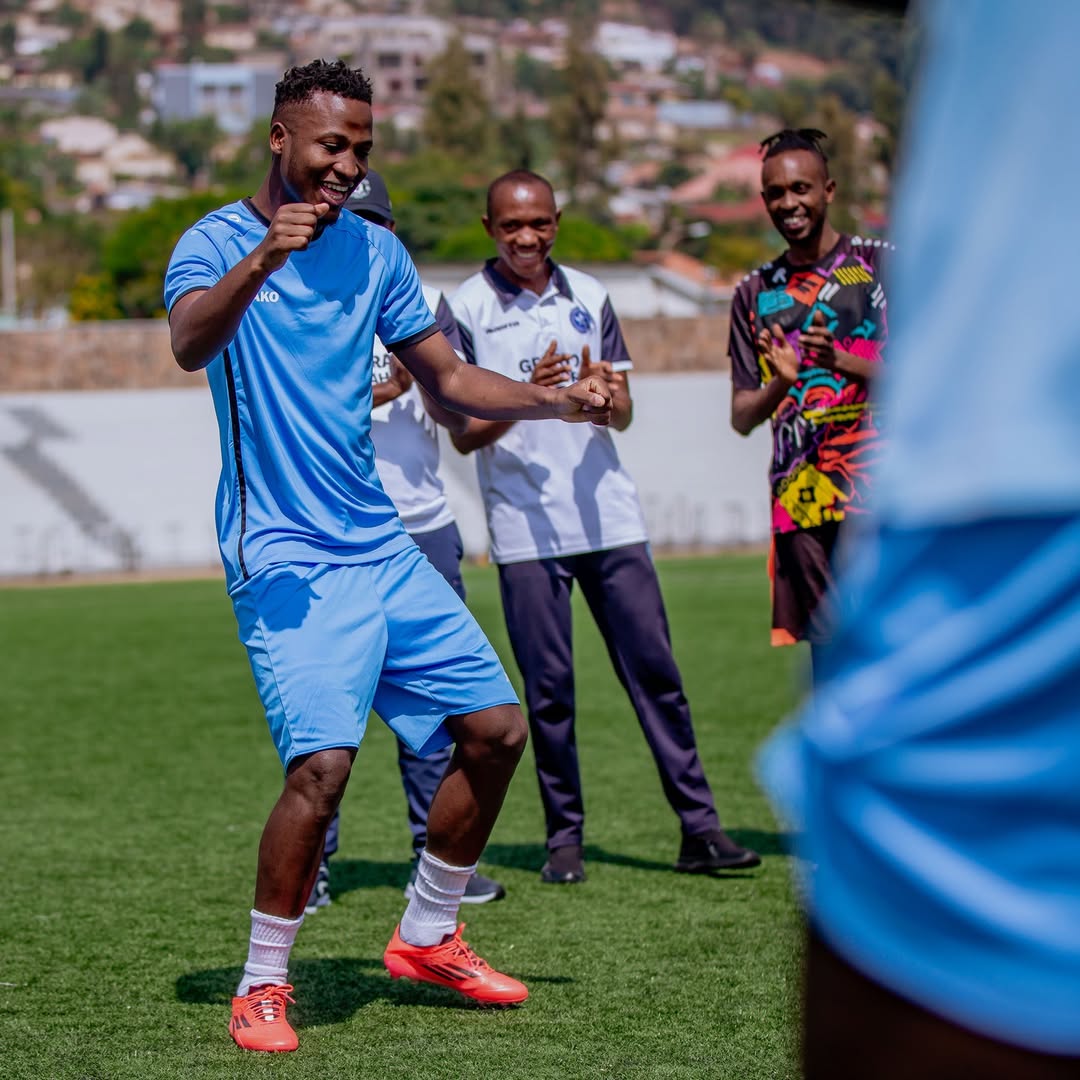 iamtraore_98's tweet photo. Byiringiro Lague yakiriwe muri Police FC atangira Imyitozo amwenyura.
Miliyoni 80FRW se si ubwatsi ?
#Rwandapl #ishushotv https://t.co/6ok4vlkrKQ