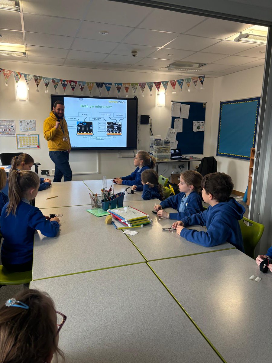 yycribarth_d4's tweet photo. Diolch @Technocamps am sesiwn ardderchog i ddatblygu sgiliau codio gan ddefnyddio Micro:bits. Thank you @Technocamps for a brilliant session developing our coding skills using Micro:bits. https://t.co/XOhDkT9r9q