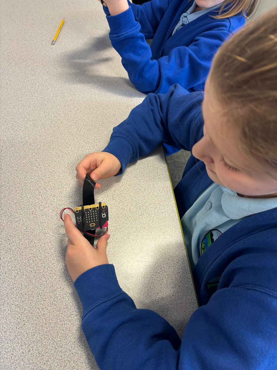 yycribarth_d4's tweet photo. Diolch @Technocamps am sesiwn ardderchog i ddatblygu sgiliau codio gan ddefnyddio Micro:bits. Thank you @Technocamps for a brilliant session developing our coding skills using Micro:bits. https://t.co/XOhDkT9r9q