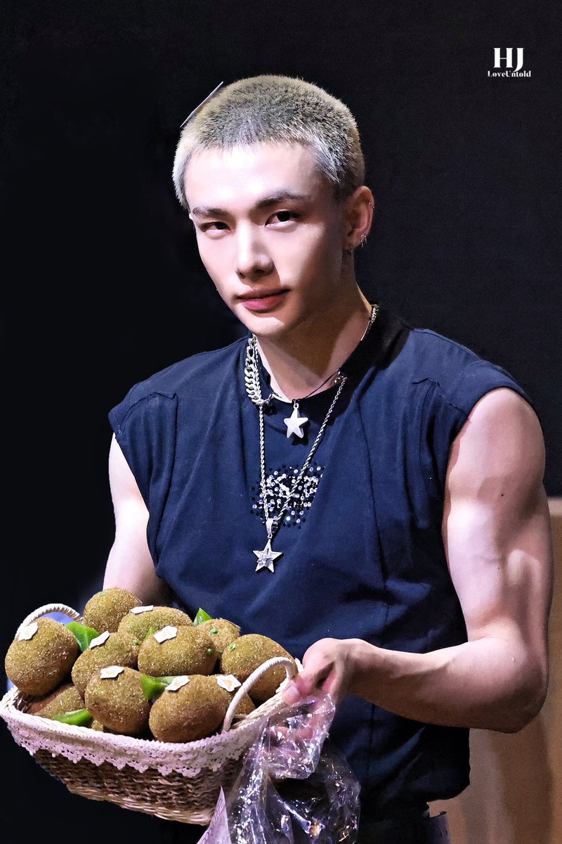 hyuniihwang's tweet photo. HOLY SHT NOBODY IS LOOKING AT THOSE APPLES https://t.co/Z36gYptwnP