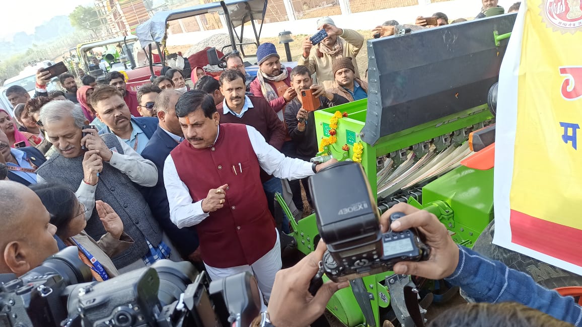 मान. मुख्यमंत्रीजी म. प्र. शासन द्वारा आज चित्रकूट में राष्ट्रीय ग्रामीण आजीविका मिशन की दीदियों द्वारा बैंक लोन से क्रय की गई सुपर सीडर एवं स्ट्रॉ रीपर मशीनों को हरी झंडी दिखाकर रवाना किया गया ।