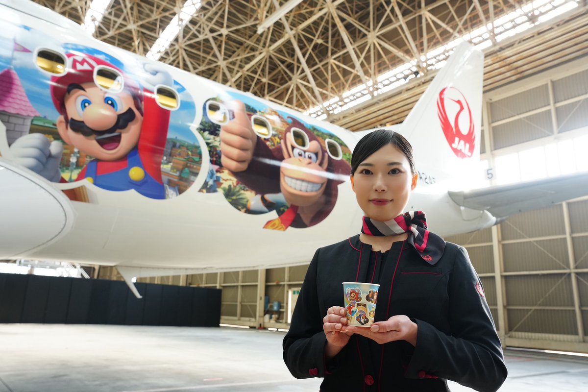 JAIR_officialjp's tweet photo. ジェイエアです🤗

いよいよ本日14日から
#JAL×USJジェット２　が就航✈️

機内も特別な装飾で皆さまをお出迎え❗️
特別デザインの
ヘッドレストカバー&amp;紙コップを楽しんで！

搭乗証明ステッカーもプレゼントするで〜🌏
機内で待ってます☺️

※搭乗証明ステッカーは在庫がなくなり次第、配布終了 https://t.co/lMezMgPzaF