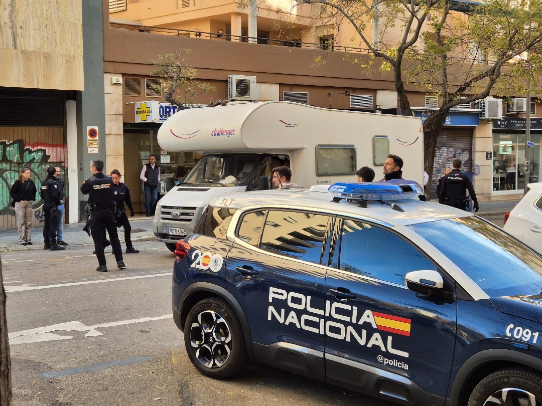 🚔 ¡Intervención policial en Palma de Mallorca! 🚨
La Policía Nacional detuvo al conductor de una autocaravana con matrícula falsa que intentó huir de un control y había intentado atropellar a un agente días antes.
#PolicíaNacional #SeguridadVial

🔗 s.mtrbio.com/qcwteiwzsd