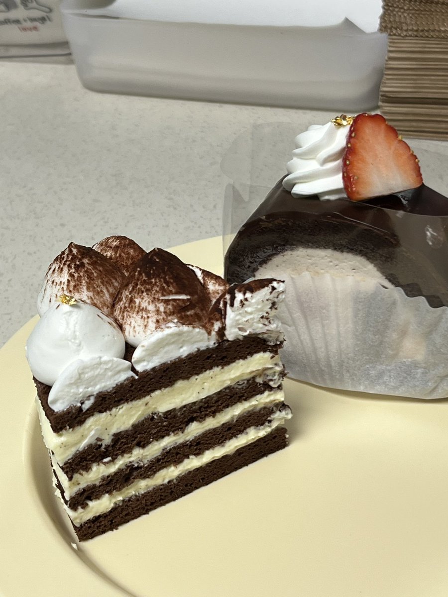 하트가 점점 하트 같아지고 있고 매니저님한테 직접 만든 케이크를 받았지롱😎