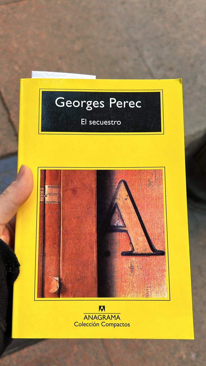 En mis manos la traducción de La disparition de Perec al español, en la que se ha respetado la constricción oulipiana, en este caso la falta de palabras con la letra a, la más utilizada en español. Menudo reto. :)