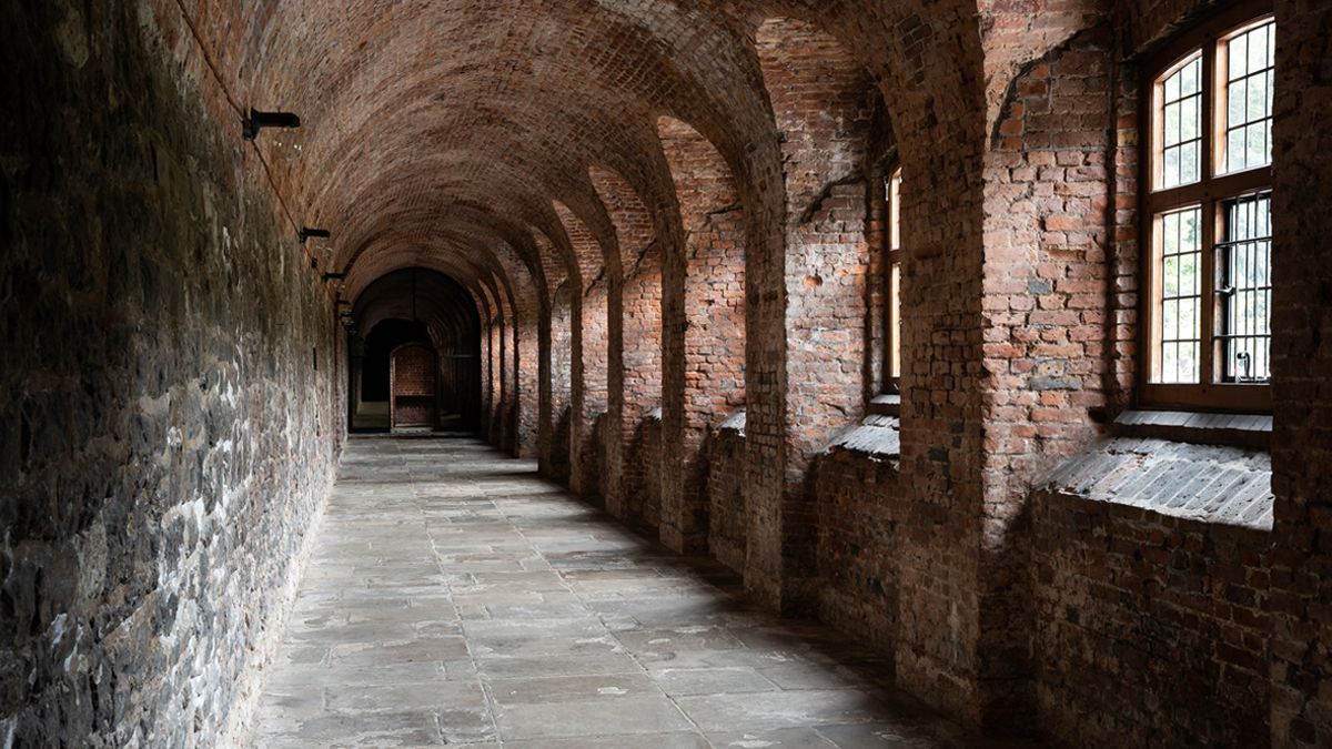 CharterhouseEC1's tweet photo. We're joining @HeritageFundUK in celebrating #HeritageTreasures today. We’ve decided to showcase the Norfolk Cloister; where else in central London can you open a door onto the remains of a medieval cloister combined with a Tudor garden gallery?! 
Photo Tom Broadhead https://t.co/K7lAWO2buk
