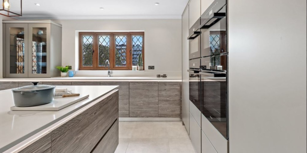 stonehamkitchen's tweet image. If you like a clean and minimal aesthetic in your home, then #handlelesskitchens provide the perfect finish. Their seamless doors offer a smooth, uncluttered look offering a contemporary #kitchenstyle. 

Explore our Latitude handleless collection - ow.ly/BJT950UBFmP