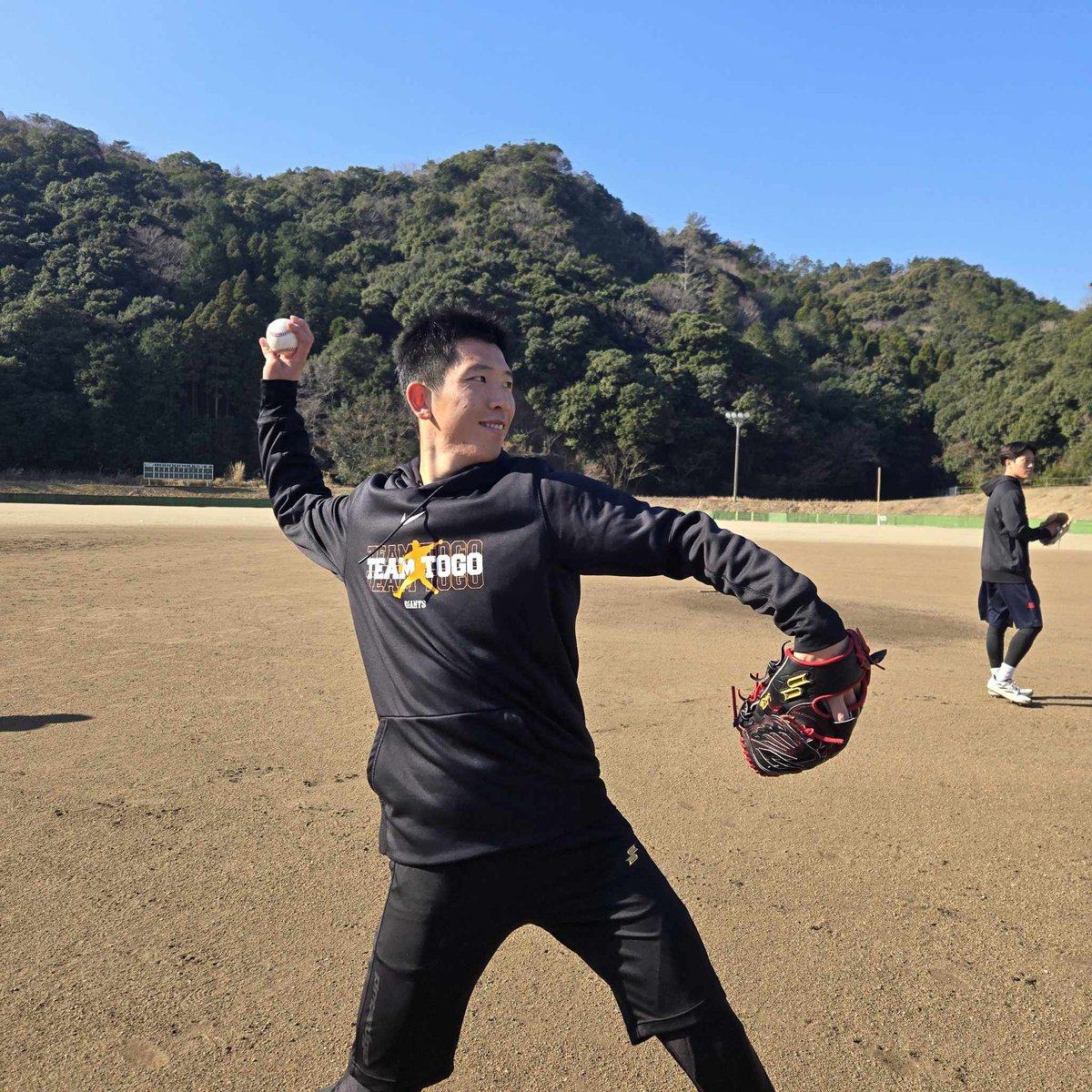 TEAM_TOGO ウェアを発売?? ＼ ＃戸郷翔征 投手らが自主トレで着用し 