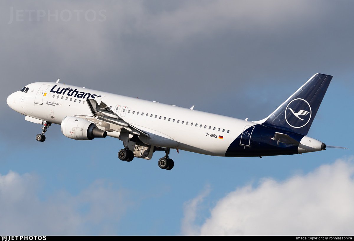 flightradar24's tweet photo. Lufthansa is retiring their oldest A320 with serial number 401.
First flight 1993-01-11.
Final flight 2025-01-14.
32 years of service. https://t.co/WHRhQJFUJv