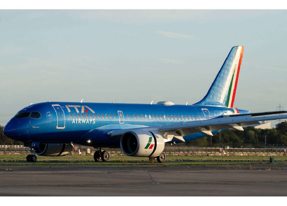 Affaritaliani's tweet photo. Alitalia, un buco da 25 miliardi di euro dal 2000 pagato solo con i nostri soldi https://t.co/OC3WAgRbq9 https://t.co/u4rIXBsBL8