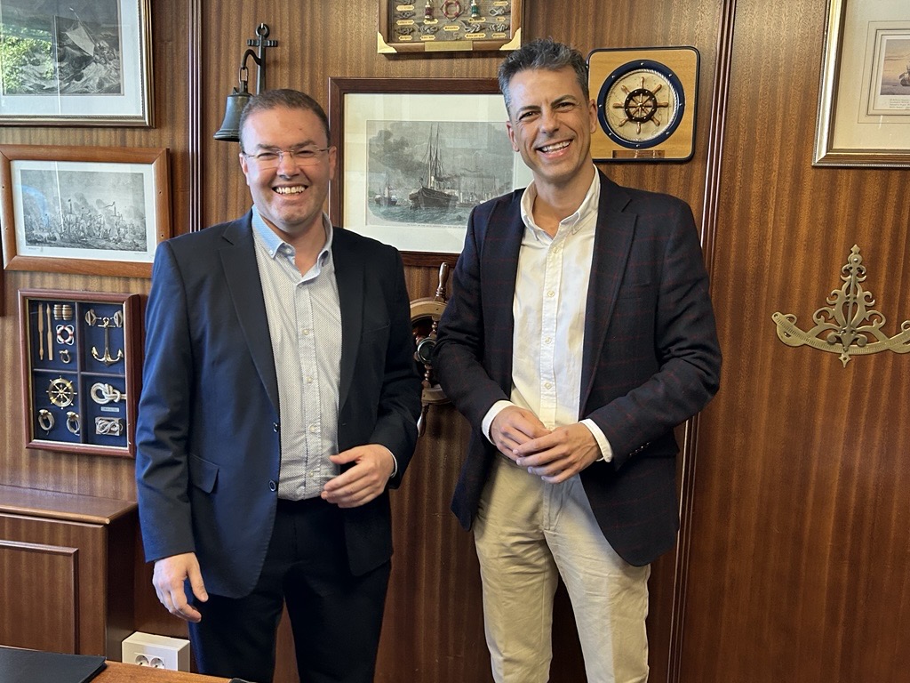 aperitivossnack's tweet photo. 🚀Aperitivos Snack apuesta por la diversificación y el crecimiento en #Canarias

Nos llena de emoción anunciar la adquisición de @lgalimentacion un referente en frutos secos en Canarias con más de 40 años de historia.

🗞️ https://t.co/1lqK4a77A6

#FabricamosYDistribuimosEmociones https://t.co/o7vo7qadSL