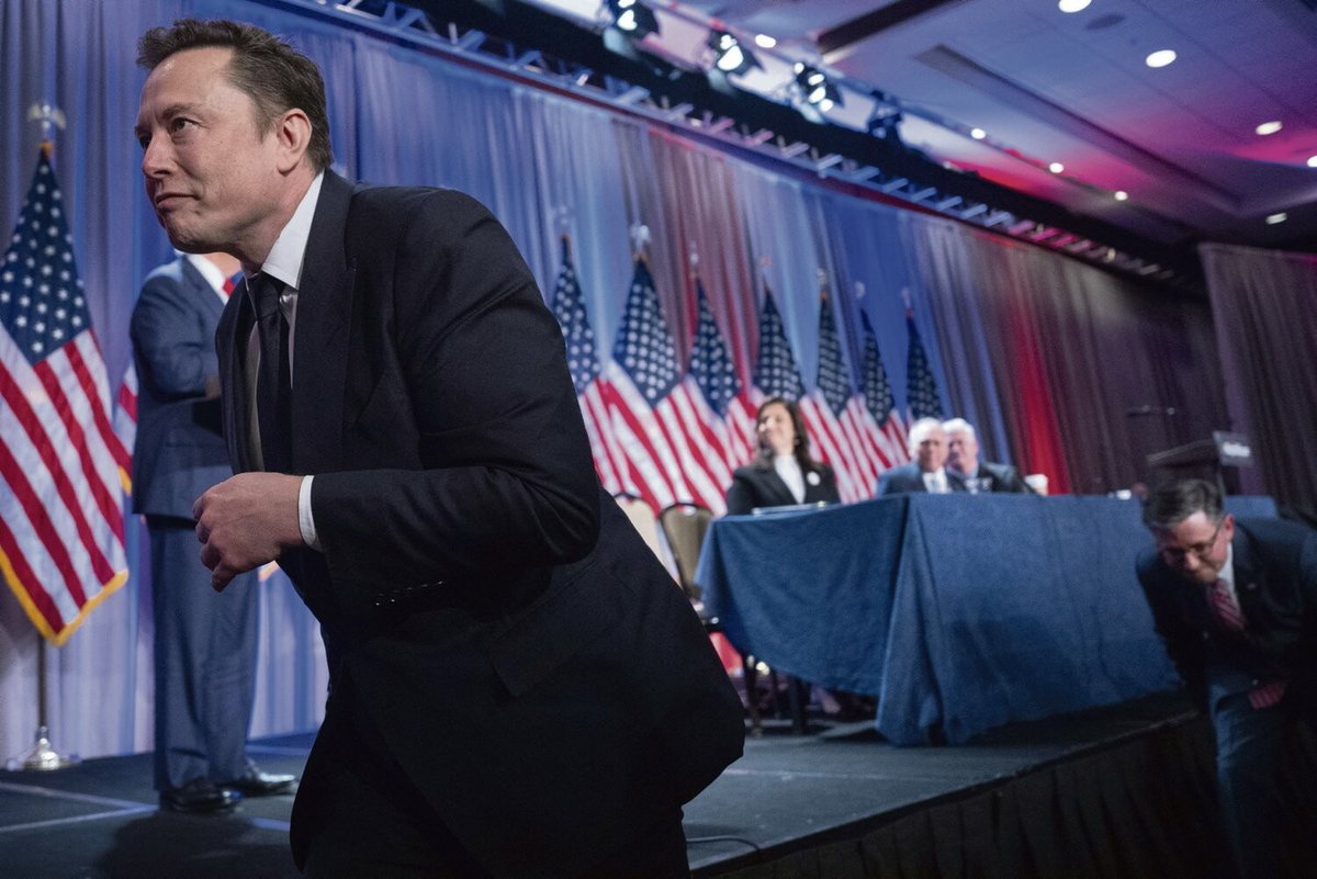 humanite_fr's tweet photo. Il s'affiche comme champion de la liberté d'expression, il est en fait champion de la désinformation. Elon Musk est le nouveau parrain de l'extrême droite mondiale, on en parle en direct. 

➡️ https://t.co/d7tD8h4nxa https://t.co/NI7TA76Yy9