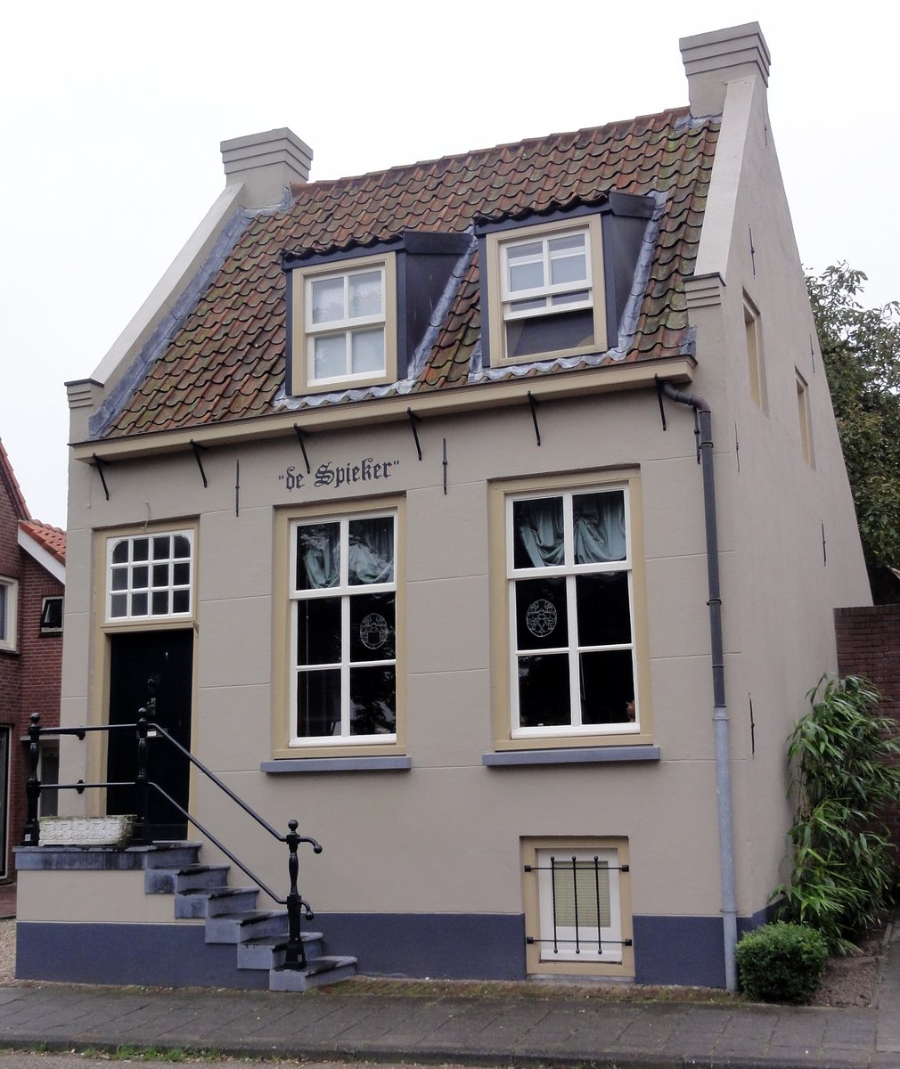 dutchbuildings's tweet image. &quot;De Spieker&quot; is a small historic house located in #Boxmeer (Noord-Brabant), the Netherlands. Dating back to the 18th or 19th century, the building features a cellar, an elevated room (opkamer), and a gabled roof. The name &quot;Spieker&quot; is derived from the German word &quot;Speicher,&quot;…