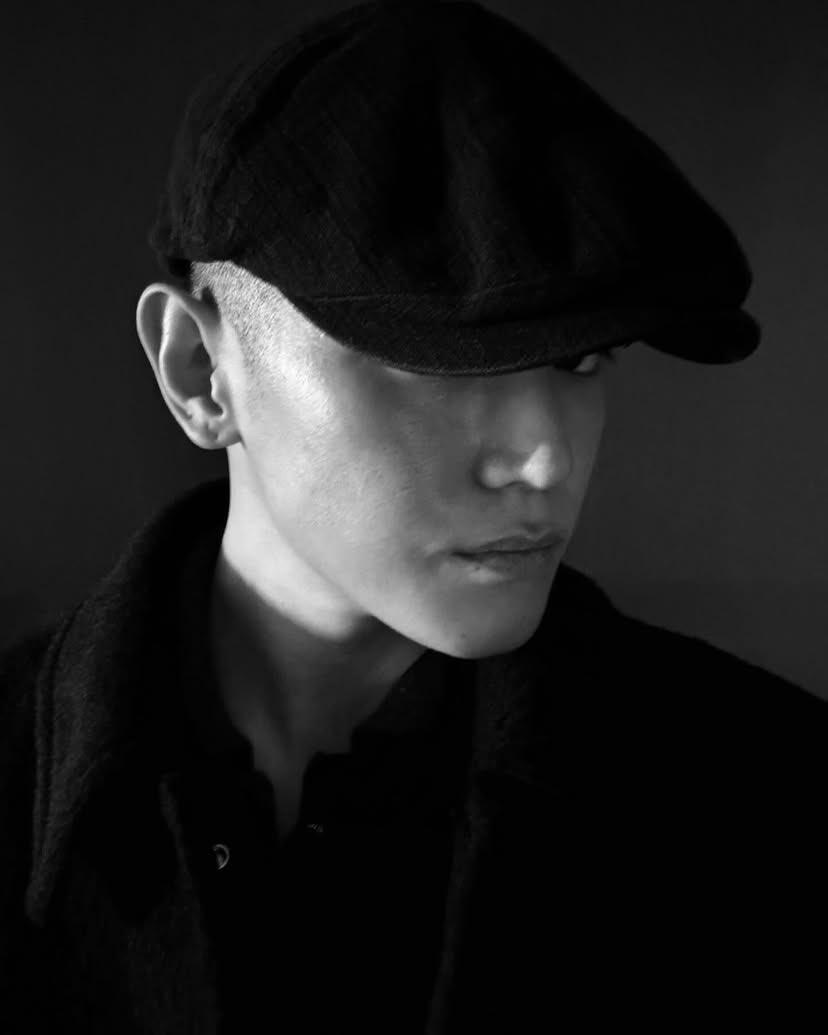 แคปชั่น “พีกี้คัท 🍙” น่าจะหมายถึงเรื่อง Peaky Blinders ที่คิลเลียน เมอร์ฟีเล่นแหละ เพราะรูปสุดท้ายใส่เรฟมาอยู่ ทรงผมก็คล้าย แถมมีหมวกคล้ายกันไปอีก เรามันเท่ไง เป็นมิสเตอร์เชลบี้ อินการดื่มวิสกี้ก็เพราะเรื่องนี้หนิ 5555 

#TAEYONG #태용 #テヨン