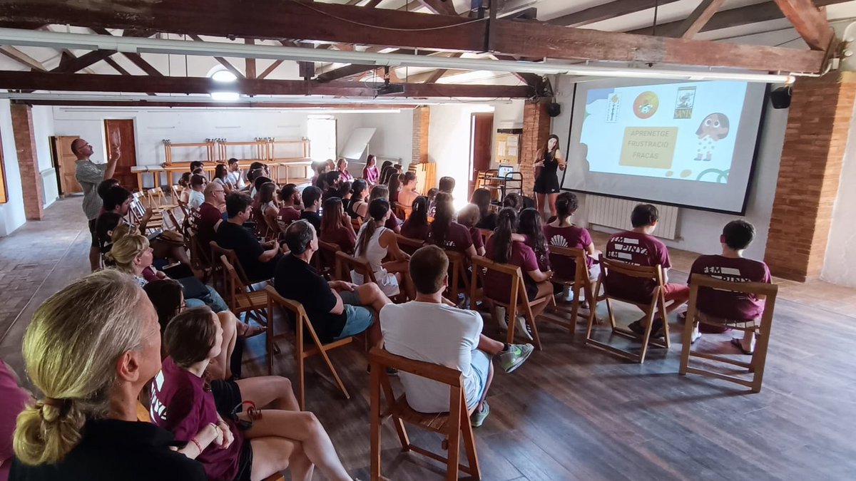 Moment 3️⃣

L'Estada: xerrades, formació i caliu de Colla.

🗣️ <a href="/AinaMallol/">Aina Mallol</a>, ex-cap de colla dels <a href="/Xicots/">Xicots de Vilafranca</a>  i periodista, ens va regalar una xerrada plena d’aprenentatges
🛠️ Formacions tècniques 🔝
⛰️ Ubicats a  tocar del KM0 casteller

Un cap de setmana de Colla per recordar✨