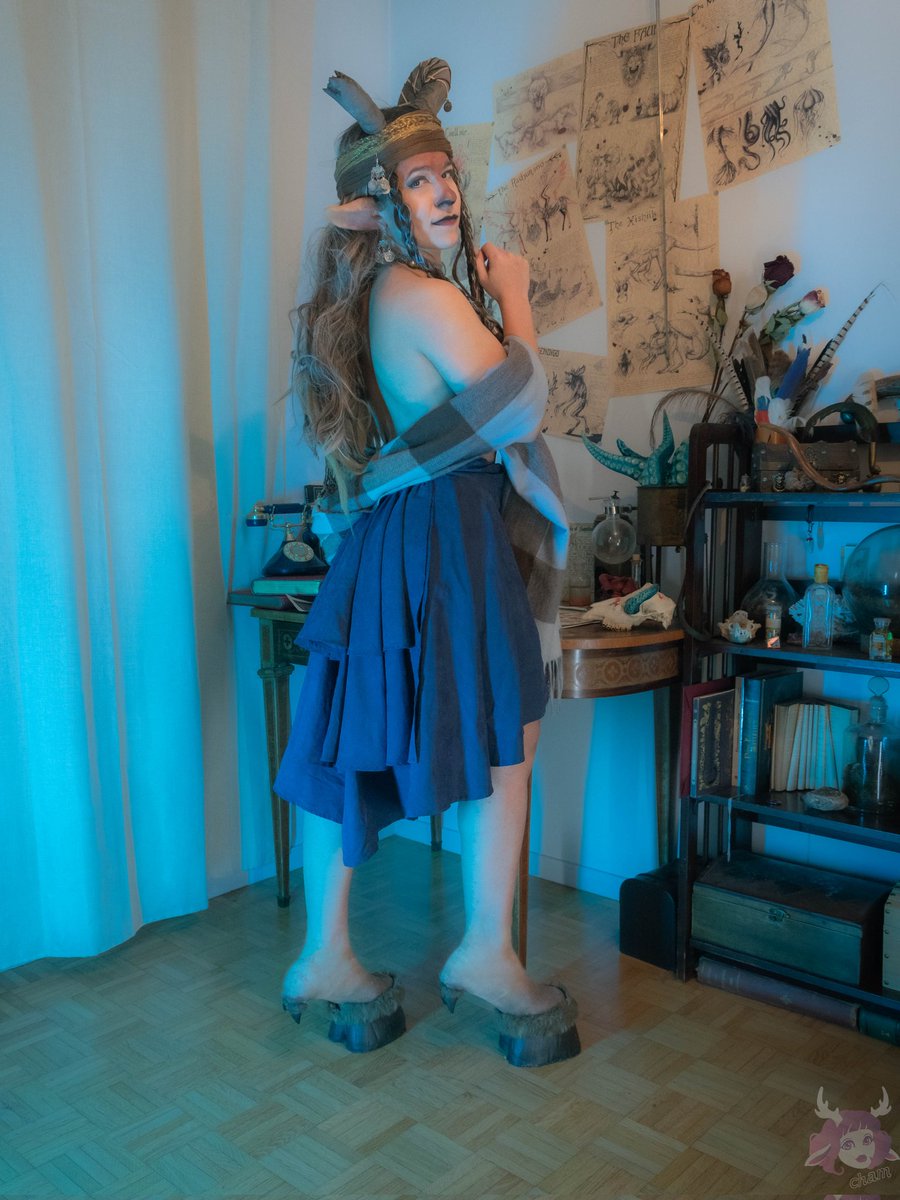 FancyCham's tweet photo. Je ne sais pas si tu avais fait attention mais j'ai à peu près réussi à cacher la jonction entre le collant de mes sabots et ma peau, j'adore le résultat !! 🥰✨ https://t.co/yTMO9gCFmw