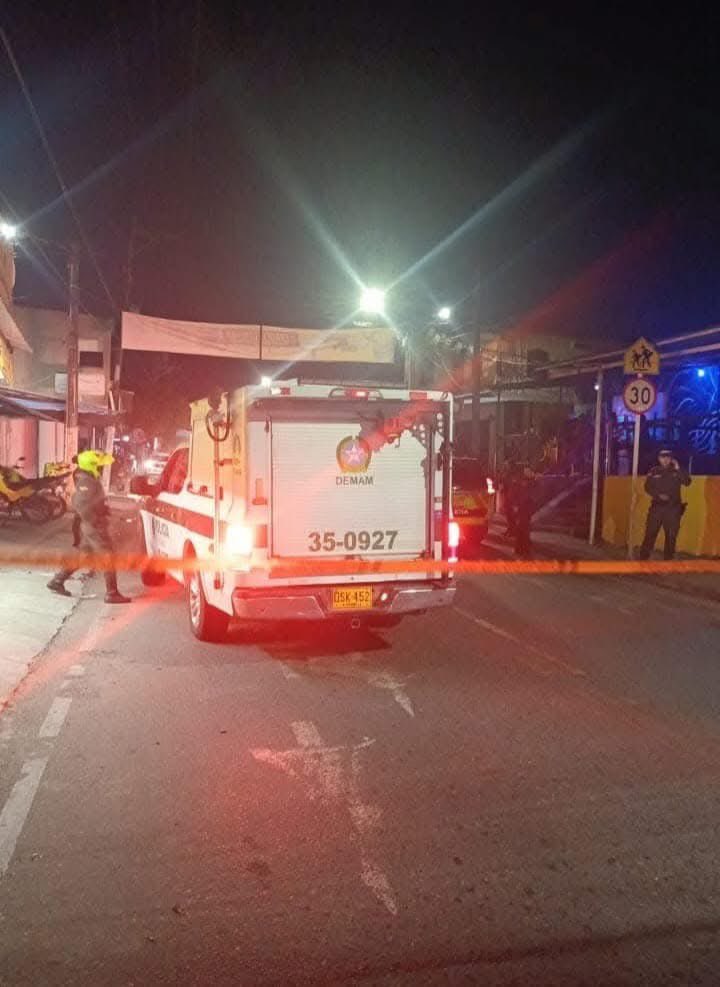 Barrancabermeja

2 𝗽𝗲𝗿𝘀𝗼𝗻𝗮𝘀 𝗮𝘀𝗲𝘀𝟭𝗻𝗮𝗱𝗮𝘀 𝘆 𝘂𝗻 𝗵𝗲𝗿𝗶𝗱𝗼 𝗲𝗻 𝗮𝘁𝗲𝗻𝘁𝟰𝗱𝗼 𝘀𝟭𝗰𝗮𝗿𝗶𝗮𝗹 𝗲𝗻 𝗲𝗹 𝗯𝗮𝗿𝗿𝗶𝗼 𝗩𝗶𝗹𝗹𝗮𝗿𝗲𝗹𝘆𝘀

Jeffrey Peña fue identificado como la víctima mortal que perdió la vida de manera inmediata en un atentado sicarial