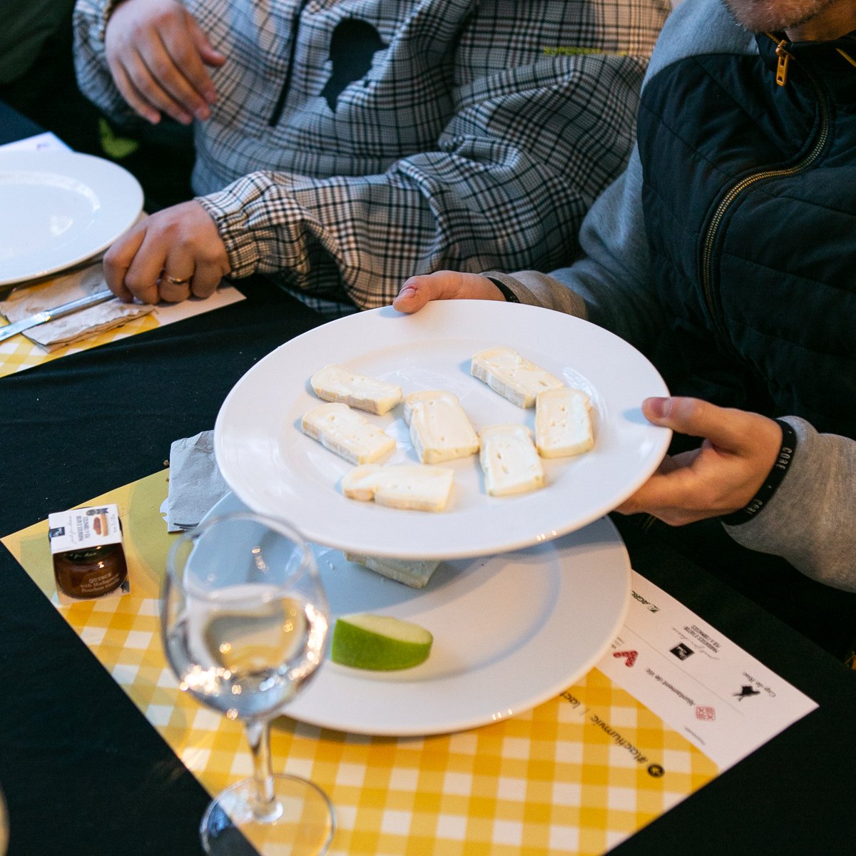 LactiumVic's tweet image. 🧀 A l'Aula del Formatge de @LactiumVic, experts i amants del formatge exploren sabors i aromes únics, descobrint el millor del #formatge artesà. Si ets un apassionat del formatge, aquesta experiència és per a tu!

#lactium #vic #osona