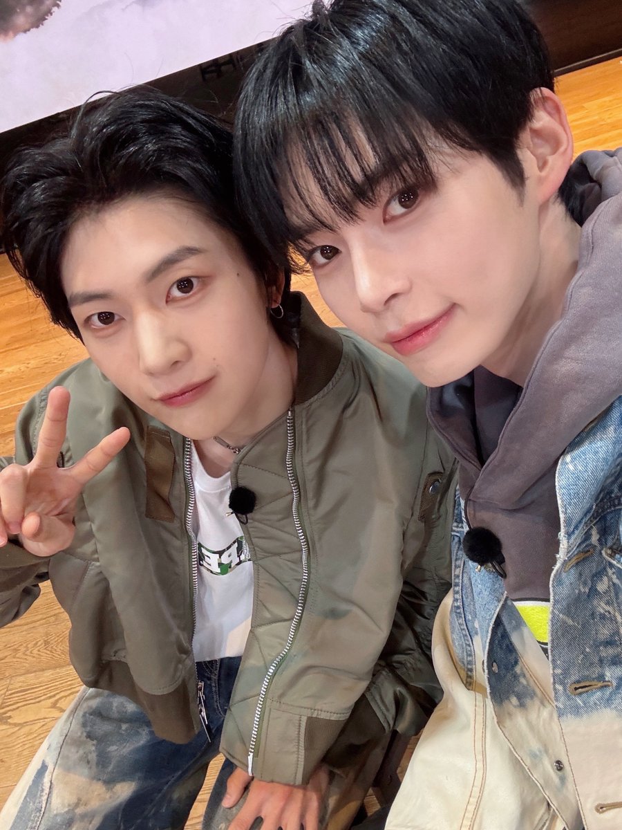 ZB1_official's tweet photo. _𝗭𝗘𝗥𝗢𝗙𝗢𝗖𝗨𝗦

월드스타 작꿍즈가 보여준 MZ 힙합🎶
작꿍즈는 영원히 Standing next to ZEROSE💙

#ZEROBASEONE #ZB1
#제로베이스원 https://t.co/fhIYSpsb4D