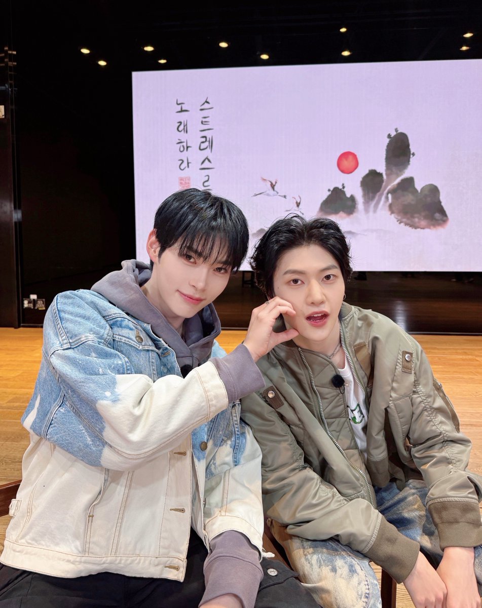ZB1_official's tweet photo. _𝗭𝗘𝗥𝗢𝗙𝗢𝗖𝗨𝗦

월드스타 작꿍즈가 보여준 MZ 힙합🎶
작꿍즈는 영원히 Standing next to ZEROSE💙

#ZEROBASEONE #ZB1
#제로베이스원 https://t.co/fhIYSpsb4D