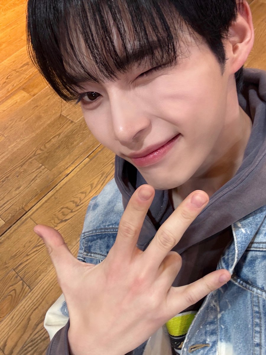 ZB1_official's tweet photo. _𝗭𝗘𝗥𝗢𝗙𝗢𝗖𝗨𝗦

월드스타 작꿍즈가 보여준 MZ 힙합🎶
작꿍즈는 영원히 Standing next to ZEROSE💙

#ZEROBASEONE #ZB1
#제로베이스원 https://t.co/fhIYSpsb4D