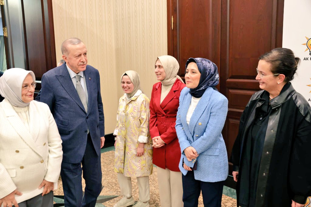 aytenaydin53's tweet photo. 📍AK Parti Genel Merkez
Genel Başkanımız 
Cumhurbaşkanımız
Sayın Recep Tayyip Erdoğan Liderliğinde
@AKKADINGM
Başkanımız 
Sn. Ayşe Keşir
MYK Başkanlarımız
#TürkiyeYüzyılı'nda🇹🇷
#KadınlarlaBüyükTürkiyeYolunda
#CanlaBaşlaİlkGünküHeyecanla
#DoğruAdımlarla
Büyük ve güçlü bir Aileyiz https://t.co/vwieblqFiF
