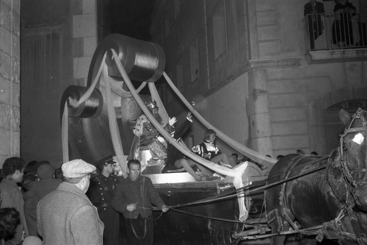 Cavalcada de Reis del 5 de gener del 1960.

📸🗄️ Arxiu Comarcal del Garraf, Fons de Jordi Mas

#arxiu #vilanovailageltru #garraf #reis #orient #cavalcada