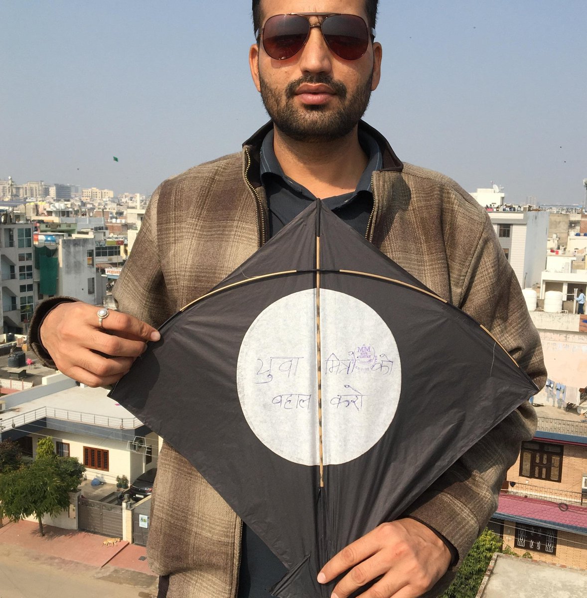 sanjay_hingwa's tweet photo. राजस्थान की BJP सरकार ने सांख्यिकी विभाग में कार्यरत #युवा_मित्रों की सेवा समाप्त कर बेरोजगार कर दिया था!

1 वर्ष से नौकरी के लिए संघर्षरत युवा मित्रों ने इस दौरान कोई त्यौहार नहीं मनाया!

आज #मकर_संक्रांति पर भी अपना दुःख लिखकर #काली_पतंगे_उड़ाई!
#युवा_मित्रों_को_अटल_प्रेरक_बनाओ https://t.co/QYOJ6QcJLV