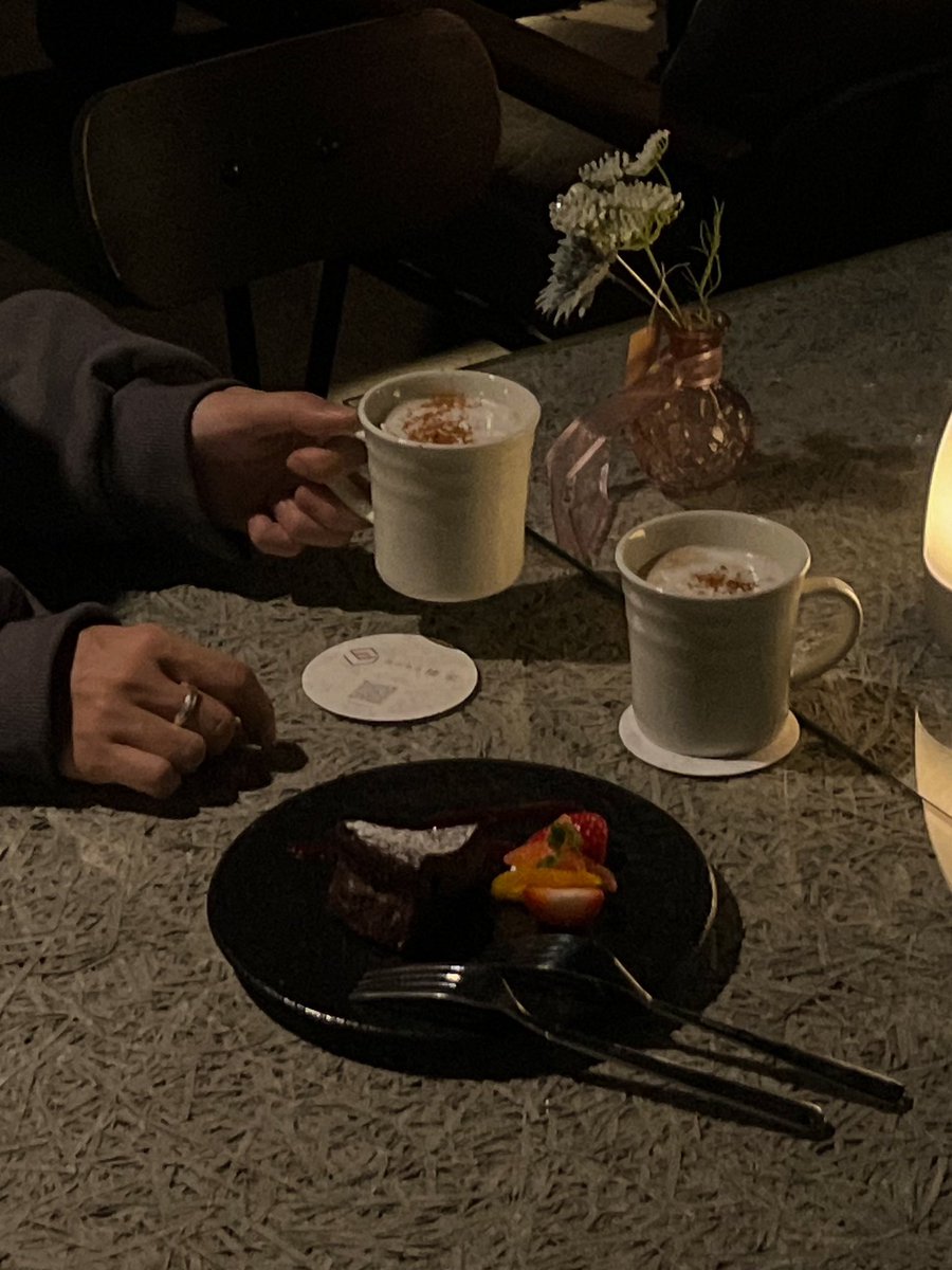 taguttyyy's tweet photo. 新宿にこんな素敵な場所があるなんて、、
新宿三丁目にある" 花のある棲家 "が
めちゃくちゃ雰囲気最高すぎるの、、💐
店内至る所にお花があって絶品スイーツや
カクテルが楽しめちゃうし居心地最高◎
お値段少しするけど絶対行ってほしい！！ https://t.co/PAZOKbovfr