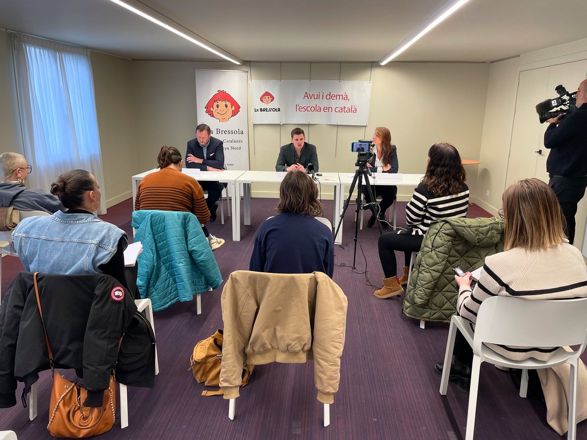 LaBressola's tweet photo. 🎙 Roda de premsa: La Bressola exigeix al Departament i a la Regió un suport digne davant la greu situació econòmica que pateix. Les institucions disposen de més de 50 dies per salvar La Bressola; si no, l’Associació convocarà una manifestació el dissabte 15 de març a Perpinyà. https://t.co/MwVQl9179M