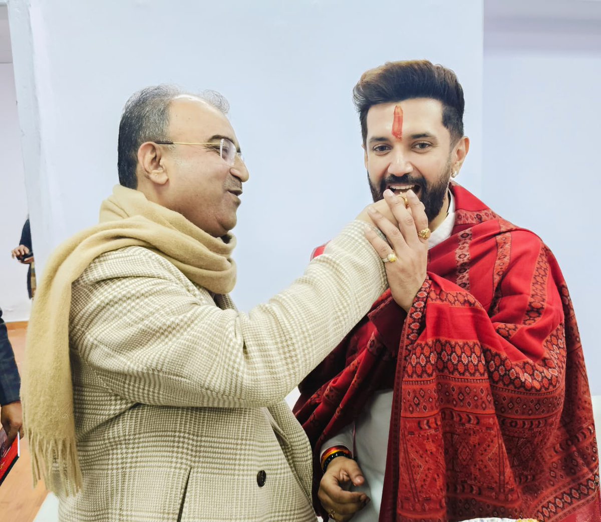 mangalpandeybjp's tweet photo. लोक जनशक्ति पार्टी (रा.) के प्रदेश कार्यालय में लोजपा (रा.) के राष्ट्रीय अध्यक्ष सह माननीय केंद्रीय मंत्री श्री चिराग पासवान जी के द्वारा मकर संक्रांति के पावन अवसर पर आयोजित दही- चूड़ा भोज में शामिल हुआ। https://t.co/1PO5Jdnt60