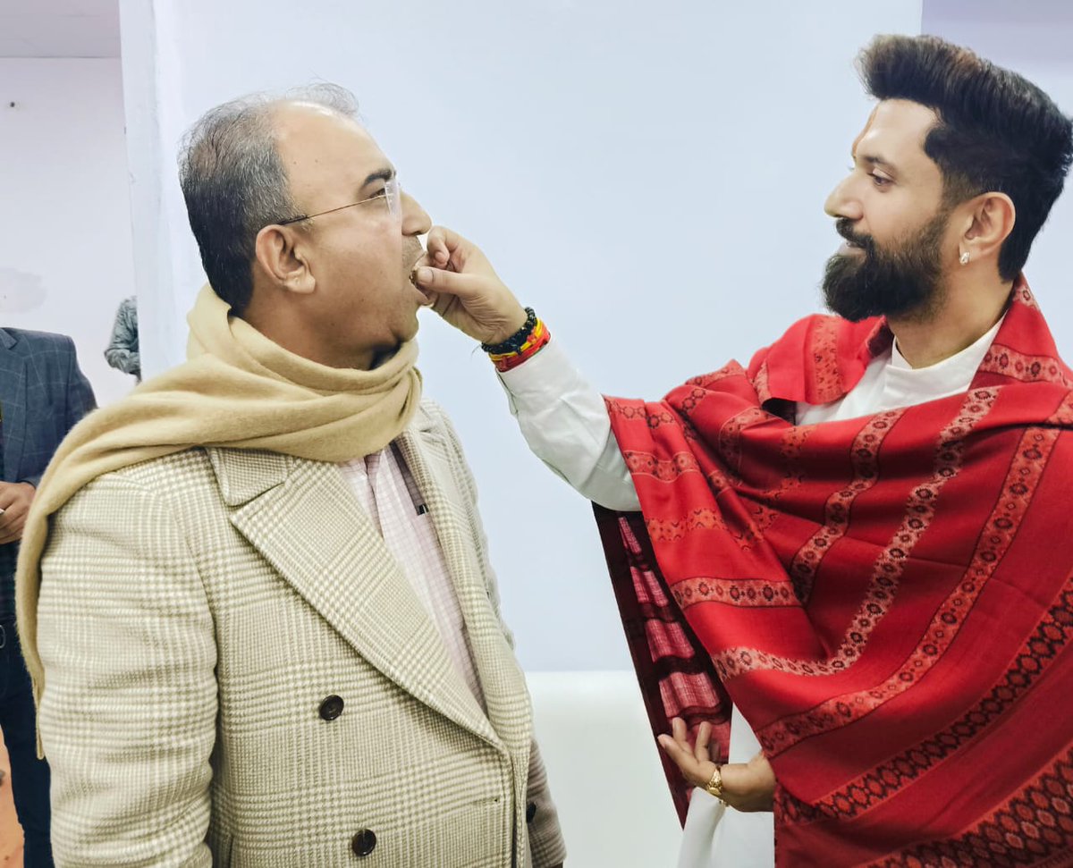 mangalpandeybjp's tweet photo. लोक जनशक्ति पार्टी (रा.) के प्रदेश कार्यालय में लोजपा (रा.) के राष्ट्रीय अध्यक्ष सह माननीय केंद्रीय मंत्री श्री चिराग पासवान जी के द्वारा मकर संक्रांति के पावन अवसर पर आयोजित दही- चूड़ा भोज में शामिल हुआ। https://t.co/1PO5Jdnt60