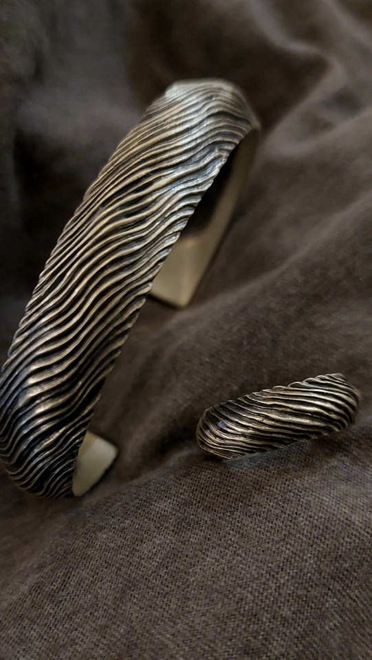 silver29617's tweet photo. Dual Flow - RYUBOKU bangle & ring
流木目設計的紋路
浸水然後乾固後的流線模樣
很有抽像的藝術美感
#DualFlow #杉山孝博 #dresscode925 https://t.co/YuhtIB0bGU