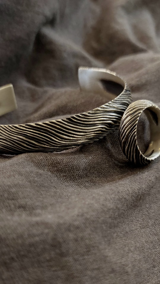 silver29617's tweet photo. Dual Flow - RYUBOKU bangle & ring
流木目設計的紋路
浸水然後乾固後的流線模樣
很有抽像的藝術美感
#DualFlow #杉山孝博 #dresscode925 https://t.co/YuhtIB0bGU
