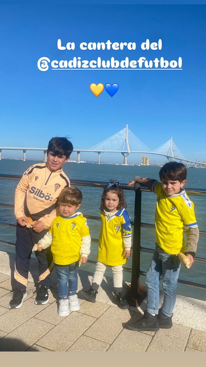 mariki15's tweet photo. La cantera del @Cadiz_CF 💛💙 https://t.co/2bH4syuVAm