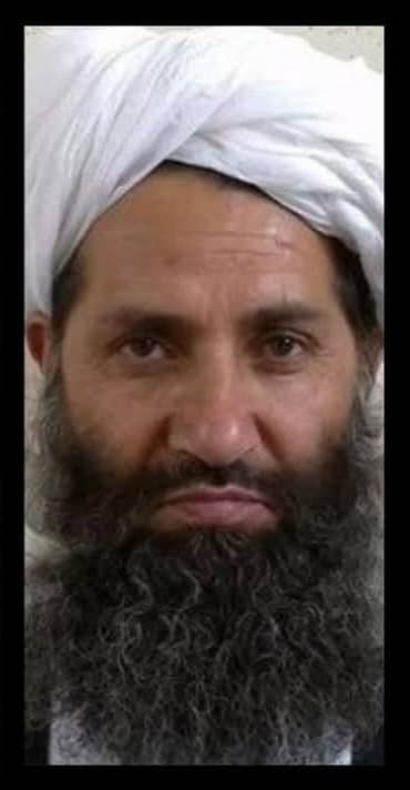 MahmoodKochai01's tweet photo. د خطر زنګ؛
او پښتون-ضد روایات

اول خو شل کاله جګړه خاص په پښتنو تحمیل شوه؛ ودونه یې بمبار شول، خړپړ بزګران یې د ترهګرو په نوم زندانونو ته ��اړل او په وچ زور د وسلې پورته کولو ته مجبور شول. امریکایانو اکثریت ضعیف او اقلیت داسې لېوني واک ته ورساوه چې آن د ټول عمر لپاره یې د جمهوریت چوکاټ د دوی په لاسونو بدنام کړ. 
اوس چې یو ځل بیا پښتنو ته لوی تاریخي مسولیت ور تر غاړې دی، نو زیات مسول دي چې هر طرف ته فکر وکړي او هم له خپلو ترخو تجربو درس واخلي. بل خوا هر طرف داسې ناځوانه مخالفان په مورچلونو کې ور ته ناست دي چې هم له افغانیته منکر دي، هم په ملي ارزښتونو ریشخند وهي او هم د خپلو سرحدونو خرڅولو ته اماده دي. په دغسې یو نازک حالت کې موږ ته بویه چې ډېر ځیرک واوسو. 
تاسې به پام کړی وي چې د افغانستان او افغانیت دښمنانو په تېرو دوو هفتو کې هم د افغانستان د خاورې د خرڅلاو وړاندیز پاکستان ته وکړ، په کرکټ پسې یې را وخیسته او هم په اسلام اباد کې د افغانانو او خصوصا پښتنو د بدنامه او غیر متمدن معرفي کولو هڅه وشوه چې له ګوټ ګوټه یې خلک ور ته را غوښتي وو. 
دا هر څه نه تصافي دي او نه هم دومره ساده دي لکه څنګه چې موږ فکر کو��. ټولې نړۍ افغانستان ته سترګې وازې نیولې دي او د افغانستان د نسبتاً نامعلوم برخلیک په لورې یې مخ اړولی دی.
په دې وخت کې افغان واکمنانو ته په کار دي چې د خپلو بې منطقه دښمنانو او پردیو دلالانو د سوداګرۍ مخه ونیسي او داسې دلیل په لاس ور نه کړي چې افغانان پرې پړه وبولي.
افغانستان د یوه تاریخي ګړنګ پر غاړه ولاړ دی، خو دا داسې ستونزې نه دي چې موږ یې حل نه شو کړای، او نه مو هم دښمنان دومره اغېزناک دي چې ډېر څه وکړای شي، د دوی لوی کار دا وي چې افغانیت مسخره کړي او د خاورې د خرڅلاو په بدل کې خپل وطن ته جنګ راوړي. 
د نجونو د تعلیم مساله هغه سره کرښه ده چې ټولو ښو خلکو، دلالانو، دښمنانو، دوستانو او هر سړي لاس پسې نیولی دی. هر څومره ژر چې کېدای شي، باید دا ستونزه حل شي. خدای مه کړه دا د خطر زنګ په زلزله بدل نه شي. د تاریخ د دې فصل مسولیت په ټوله معنا پښتنو ته ور ��ر غاړه دی او مدبرانه یې باید تر سره هم کړي. 
@RahmatAndar1 @MajeedQarar @Malala @JalalAhmadullah @MJalalAf @rangeeza @ManzoorPashteen @TheLostJalalzai @khalidzadran01 @sohailnoorkhan