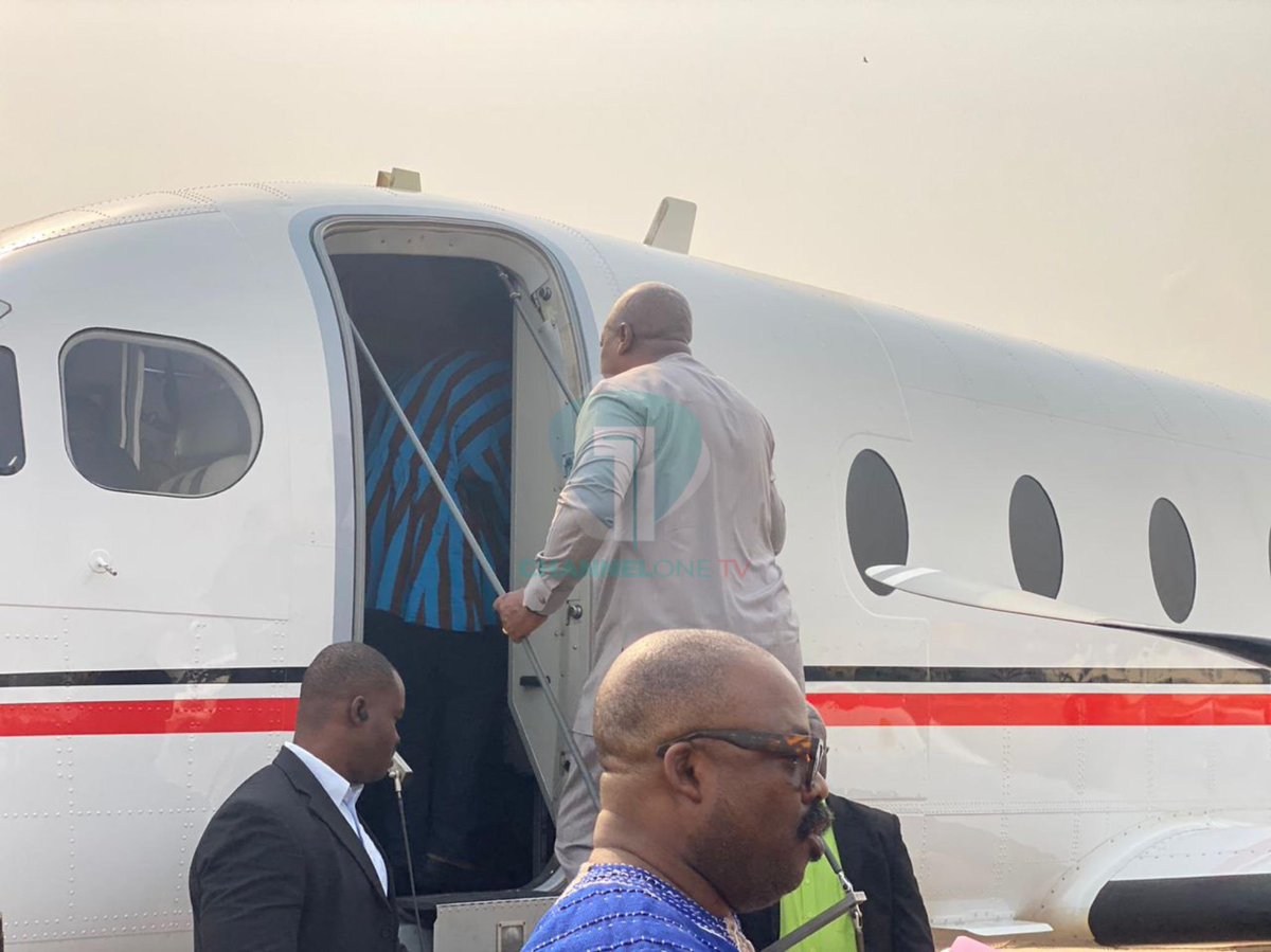 Citi973's tweet photo. 🇬🇭 PHOTOS: Swipe through moments of President John Mahama’s departure to Bawku, following an engagement with heads of security agencies.

#CitiVerify #ElectionBureau https://t.co/EiOEEKu738
