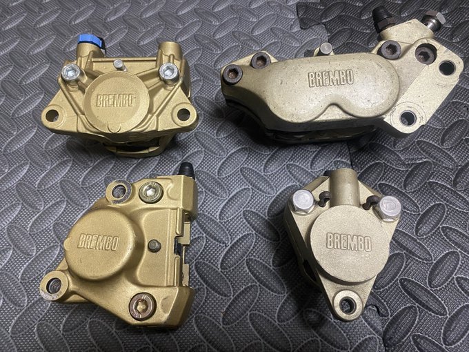 #オーナー以外どうでもいいコダワリ リヤの菱形キャリパーに合わせてフロントも旧ロゴにこだわり、ついでにマスター側も時代合わせで全てゴールドのレーシングブレンボで揃えてしまいました…さすがにやり過ぎ感パない(ー ー;) 