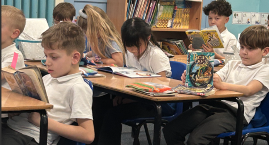 latimerprimary's tweet image. #3JK #LatimerLOVESreading #LatimerEnglish So much reading this week!! This week we been to the library to choose our books. We have also loved reading different Fables 🐢🐰🦊🐦‍⬛and we can't wait to write our own version of the Hare and the Tortoise in a few weeks!