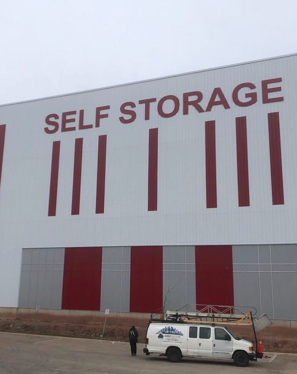 LED_SolutionsCA's tweet image. Transforming a massive self-storage facility in Oakville into a standout landmark! 🚧✨ Our high-visibility LED sign boosts trust, attracts customers, and showcases precision. Ready to elevate your business? Visit ledsolutions.ca. #SignageSolutions