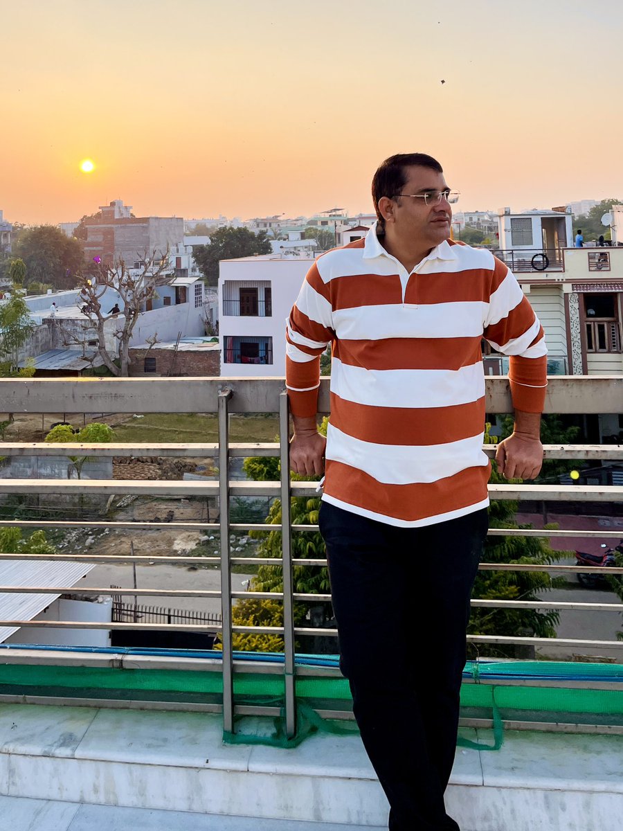 Rajeshkhora88's tweet image. एक ही समानता है पतंग और ज़िंदगी में,
ऊंचाई में हो, तब तक ही वाह-वाह होती है