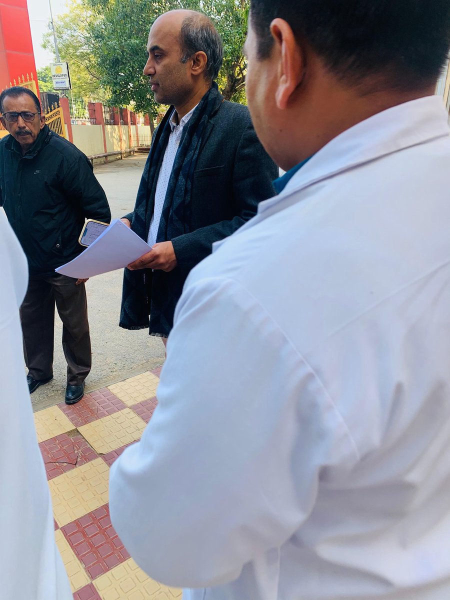 dilraj_dr's tweet photo. मेडिकल एजुकेशन सेक्रेट्री राजस्थान सरकार 
अमरीश कुमार जी से रेजिडेंट डॉक्टर की लंबित मांगों को लेकर ज्ञापन दिया । समाधान करने का आश्वासन दिया। https://t.co/CepYKNkR75
