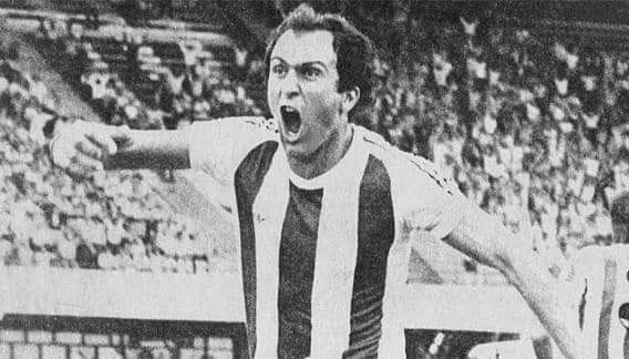 LSager99's tweet photo. Hoy cumple 7⃣3⃣ años Carlos #Morete un goleador tremendo.

🤯En su paso por #Talleres tuvo 1 GOL PROMEDIO POR PARTIDO. 2⃣0⃣ goles en 20PJ

⚽️Su primer gol con la camiseta de la T lo hizo el 14 de marzo de 1982 contra Mariano Moreno de Junín por el Nacional de aquel año. fue el primero de sus ¡CUATRO! goles ese día.

✳️Es el segundo jugador en la historia de Talleres en marcar en más partidos consecutivos, lo hizo en 6 partidos seguidos en el Nacional 82.

📊522 partidos en su carrera 2⃣6⃣6⃣ goles (0.50 promedio)