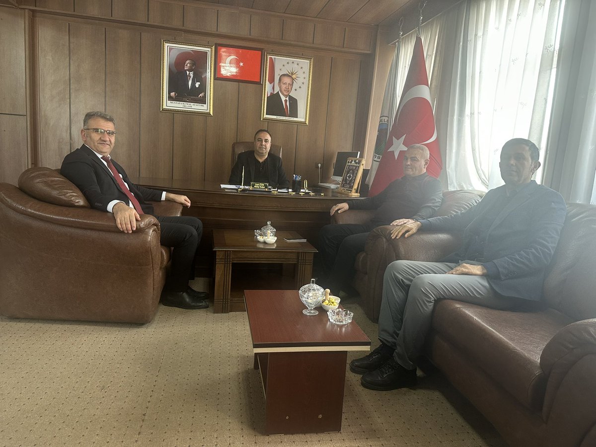 Hakkari Çevre Şehircilik ve İklim Değişikliği Müdür Yrd Sn.Mahmut Aksular Proje ve Yapım Şube Müdürü Sn.Kamuran Eriş ve Hakkari İl Milli Eğitim Müdür Yrd Sn.Fahrettin Çelik bizleri makamımızda  ziyaret ettiler.Ziyaretlerinden dolayı kendilerine çok teşekkür ediyorum.