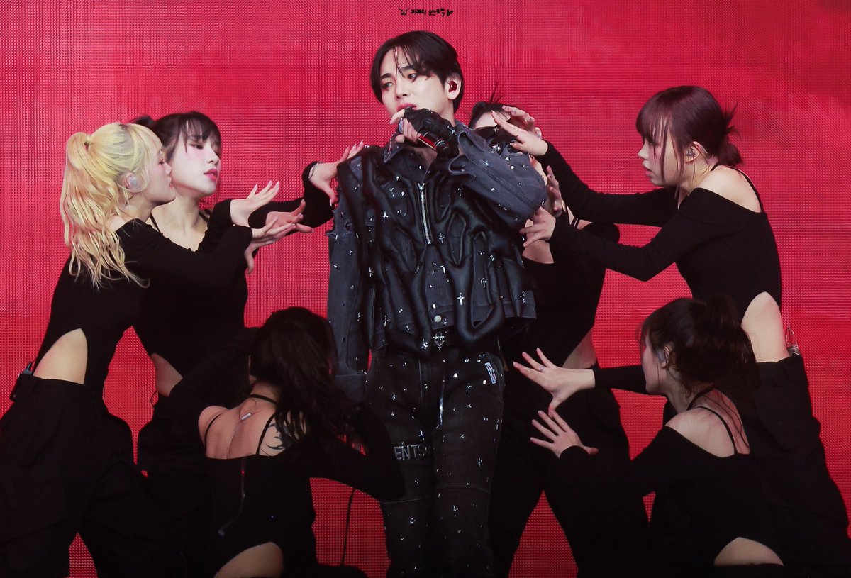 가솔린 활동기에는 노래도 노래지만 스타일링으로 압도하는 느낌이 좋앗는데
이제는 무슨 옷을 입든 뤰놀과 함께 기세100프로로 들이박는 노래가 된것이 조음
그리고 무엇보다.. 키님이 무대를 점점 빡쎄게함ㄷㄷ