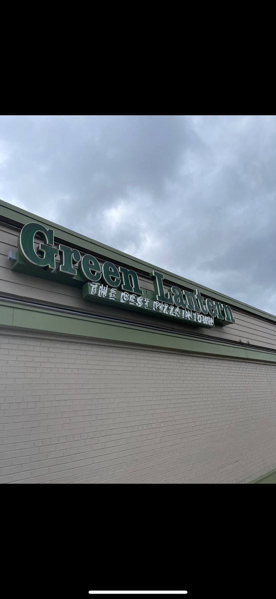Triley0408's tweet photo. @ChowDownDetroit The green lantern pizza https://t.co/0mYzKZsN4T