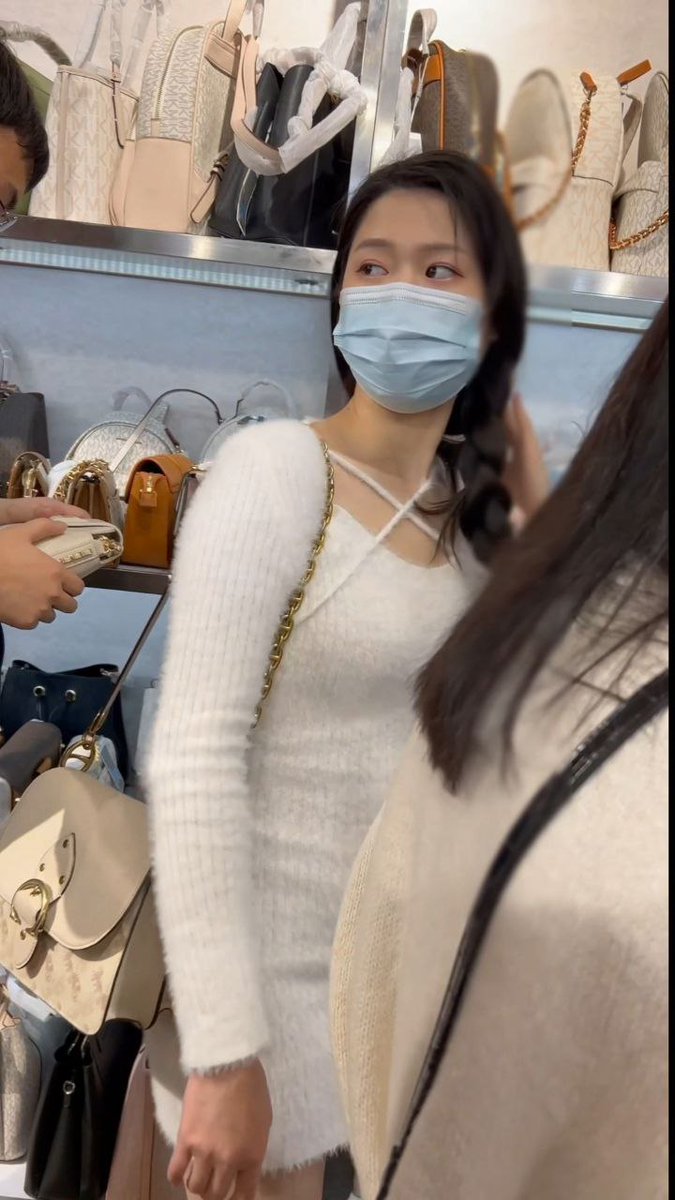 Dankila1's tweet photo. 满满的温柔少妇感，身材略丰满，但穿半透内内真挺骚的😉 https://t.co/8aY9WWyZSd
