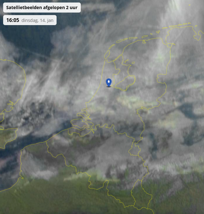 NoodweerBenelux's tweet photo. Goedemiddag!
Op het #satellietbeeld zien we duidelijk dat er vanuit het noorden een #wolkenband over de Benelux schuift. Deze hangt samen met een zwak #warmtefront. In het zuiden is er nog wat zon tussendoor, maar elders raakt het snel bewolkt en vanavond raakt het overal betrokken met vanuit het noorden uit op meerdere plaatsen #motregen. Vannacht raakt het ook #mistig op veel plekken, met uitzondering van het uiterste noordwesten.
Ook #morgen verloopt nog #grijs en soms nog mistig met af en toe #gemiezer op veel plekken. De nachtvorst gaat eruit door de lage bewolking. De temperaturen worden overal positief.
Bron Satellietbeeld: https://t.co/gpUDOzD6sV.
Fijne avond straks!